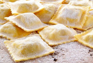 Raviolis d'espinacs, poma i panses