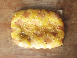 Coca Sant Joan vegana amb crema de taronja i pinyons (600gr)